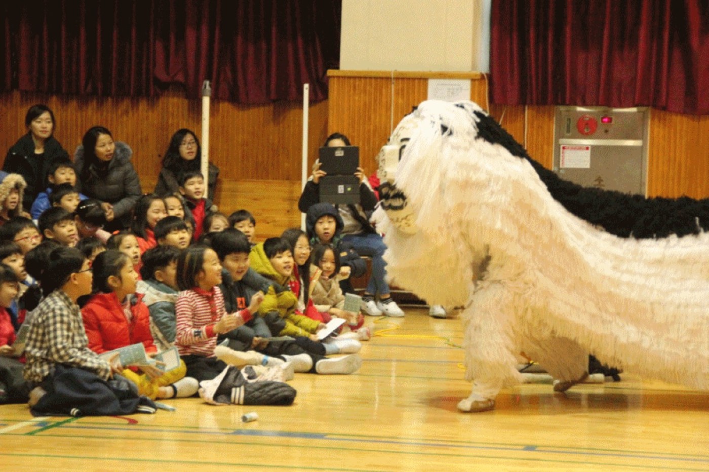 관객과 어우러지는 사자 공연